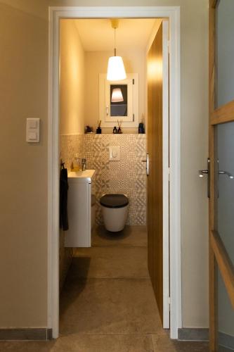 une salle de bain avec une baignoire, un lavabo et un miroir dans l'établissement Villa Sena Eyragues, familiale, à Eyragues