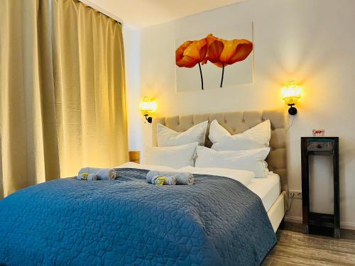 a bedroom with a blue bed with white pillows at AyCatcherHomes - Top Lage I Zentral I Altstadt Marburg I Nähe Fluss Lahn I WLAN I Apartment Orion im Erdgeschoss in Marburg an der Lahn