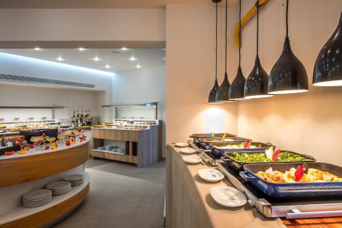 bufet z różnymi rodzajami żywności w obiekcie Esperides Resort Crete, The Authentic Experience w mieście Hersonissos