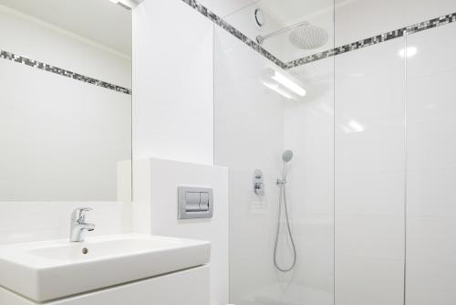 Ett badrum på Emaus Apartments