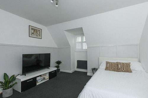 Televizors / izklaižu centrs naktsmītnē 5 Bedroom House Great For Contractors Leisure Stays & Relocation By AV Stays Kent