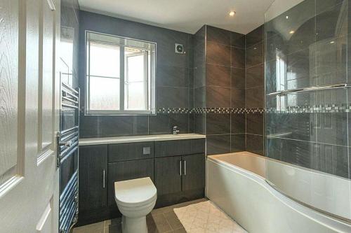 Vannas istaba naktsmītnē 5 Bedroom House Great For Contractors Leisure Stays & Relocation By AV Stays Kent