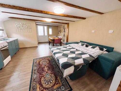 Un dormitorio con una cama y una cocina con una mesa. en Yard Studio Râșnov, en Râșnov