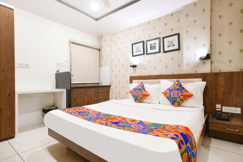 1 dormitorio con 1 cama grande en una habitación en FabHotel Shree Ram Palace, en Indore