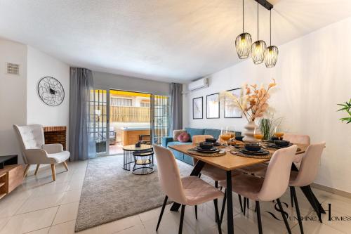 Townhouse wIth Jacuzzi,sea views, swimming pool,garage