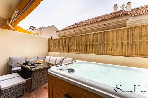 Townhouse wIth Jacuzzi,sea views, swimming pool,garage