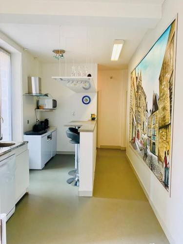 Cette chambre dispose d'une cuisine avec un tableau mural. dans l'établissement Appart - Central - Cœur historique, à Sarlat-la-Canéda