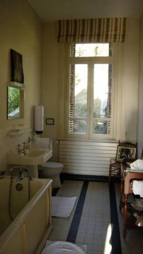 une salle de bain avec une baignoire, un lavabo et des toilettes dans l'établissement Chambres d'Hôtes les Charmettes, à Étretat