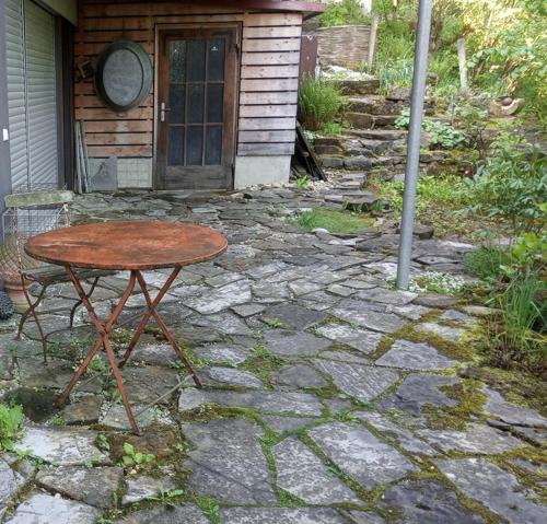 una mesa de madera sentada frente a una casa en Ferienwohnung Lopes en Weilheim an der Teck