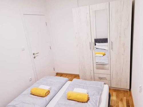 En eller flere senge i et værelse på Apartman Mirabell, Doboj