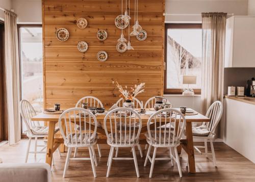 a dining room with a table and chairs at Dzikowiejsko in Bardo