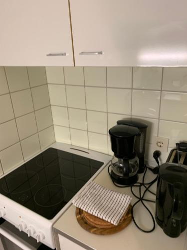 Panoramahaus App 4086 في باد رايشنهال: مطبخ مع آلة صنع القهوة على منضدة