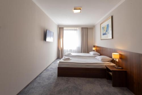 Letto o letti in una camera di Hit Hotel