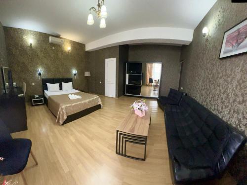Habitación de hotel con cama y sofá en Qeroli old town, en Tiflis