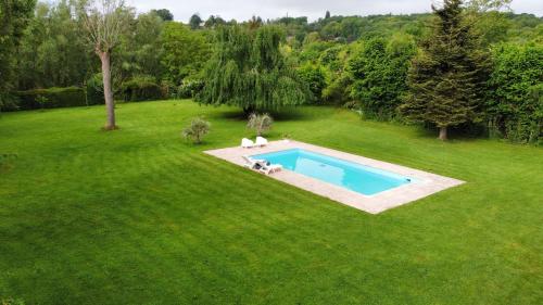 una vista aérea de una piscina en un césped en Grand appartement indépendant de trois chambres proche Disney, en Isles-lès-Villenoy