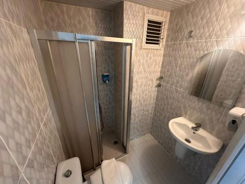 Ένα μπάνιο στο Royal Ezel Hotel