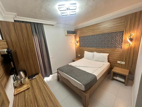 Ένα ή περισσότερα κρεβάτια σε δωμάτιο στο Royal Ezel Hotel