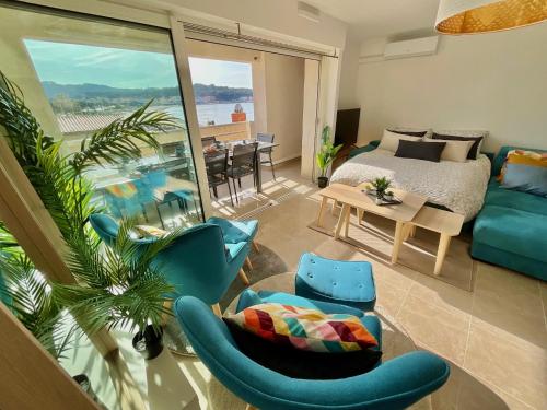 d'un salon avec un lit et des chaises ainsi que d'un balcon. dans l'établissement Appartement Luxueux 