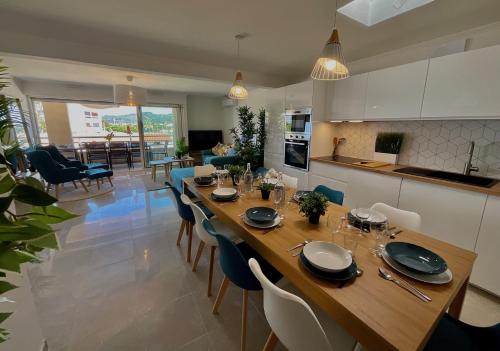 une salle à manger et une cuisine avec une table et des chaises dans l'établissement Appartement Luxueux 