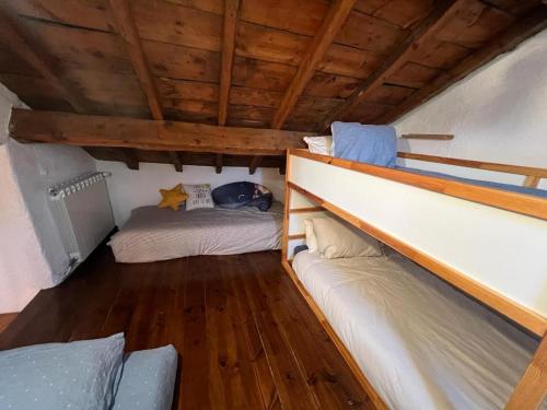 - 2 lits dans une petite chambre dotée de plafonds en bois dans l'établissement PALAU de CERDANYA I El Palauet, à Palau-de-Cerdagne