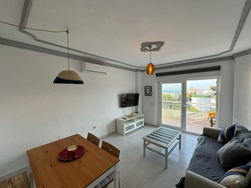 Flat with terrace and sea views in Torremolinos - Miró