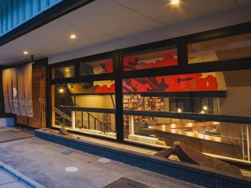 Una ventana de una tienda con luces. en Giappo Franca Kyoto, en Kioto