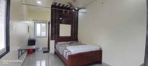 um pequeno quarto com uma cama num quarto em HOTEL ARCHANA PALACE HAMPI em Hampi