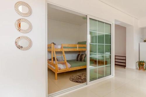 1 dormitorio con litera y espejo en Riviera Paradiso, en Aghia Marina