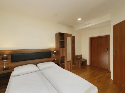 B&B HOTEL Berlin-Adlershof Image
