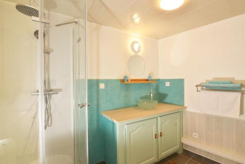 y baño con lavabo y ducha. en Clementine - Private Studio 50m from Centre Ville, en Lauris