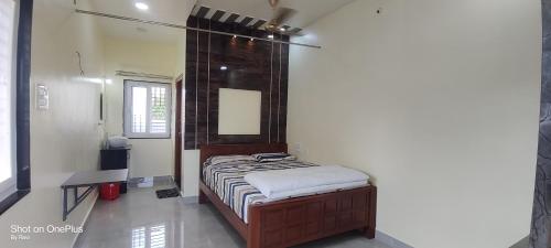 um pequeno quarto com uma cama num quarto em HOTEL ARCHANA PALACE HAMPI em Hampi