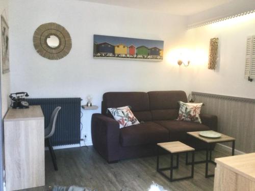 un salon avec un canapé et une table dans l'établissement Le jardin de la mer, plage, jardin, parking , vélos, à Villeneuve-Loubet