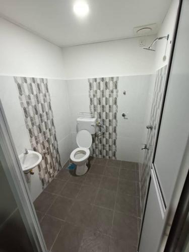 實兆的住宿－Redang Bro Roomstay，一间带卫生间和水槽的小浴室
