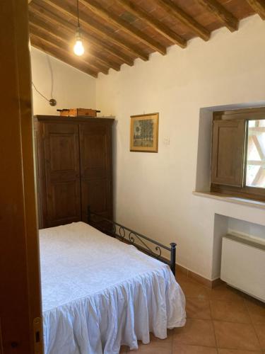 1 dormitorio con 1 cama en una habitación con ventana en Salto di Gatto, en Castellina in Chianti