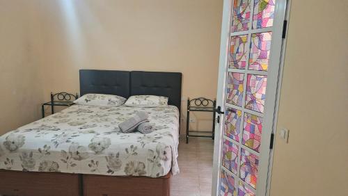 sypialnia z łóżkiem i witrażem w obiekcie Beach House Lanzarote w mieście Arrecife