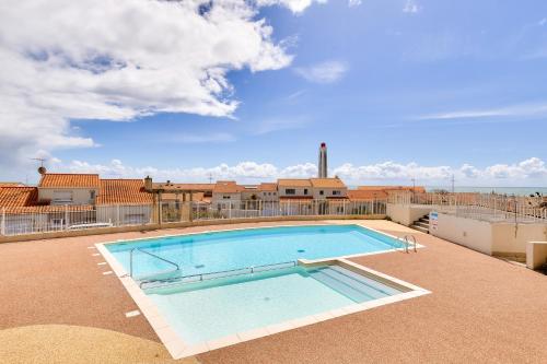 une grande piscine au sommet d'un immeuble dans l'établissement Vacances au pied du Sémaphore, à Les Sables-dʼOlonne