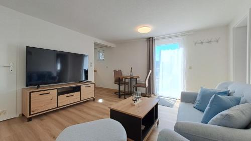 TV a/nebo společenská místnost v ubytování Ferienwohnung Gartenblick