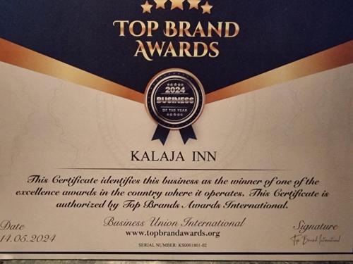 un diploma con un premio de la mejor marca en Kalaja Inn en Krujë