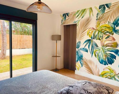 - une chambre avec un mur orné d'une fresque murale représentant des plantes dans l'établissement Villa JoCeline - 4ch-4sdb - piscine chauffée - proche plage, à Saint-Paul