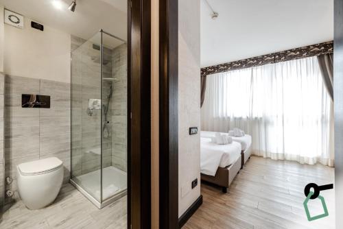 łazienka z prysznicem, toaletą i łóżkiem w obiekcie HOTIDAY Chalet Sestriere Vialattea w mieście Sestriere