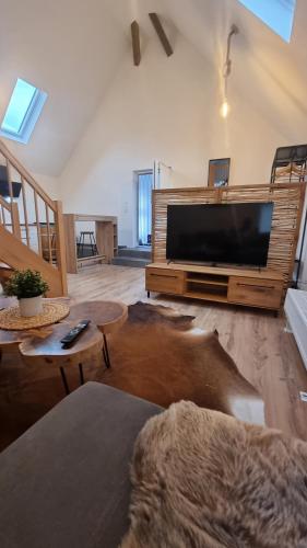 TV a/nebo společenská místnost v ubytování Ferienhaus Bühlertal mit 3 Fewos