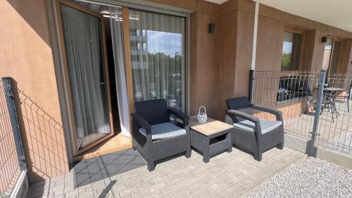 un patio con 2 sillas y una mesa en el balcón en Apartament Poleska en Częstochowa
