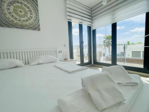 VistabellaにあるVilla BALI 3033の窓付きの客室で、白いベッド1台(白い椅子2脚付)