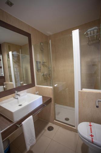 a bathroom with a sink and a shower at Hotel LB Villa De Cuenca in Cuenca