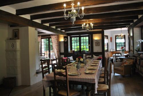 une salle à manger avec une table et des chaises dans une pièce dans l'établissement Le Saint moulin de La Petite Pierre, à Lohr