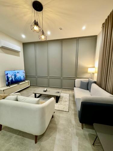 TV a/nebo společenská místnost v ubytování Skypark One Gulberg - Apartments by Superhost