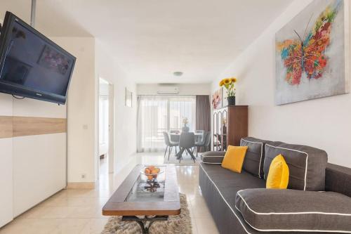 Enyoj Marjan, Beaches and View