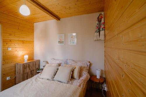 a bedroom with a bed with pillows on it at Podlaska chata otoczona ciszą. Na wyłączność in Kleniki