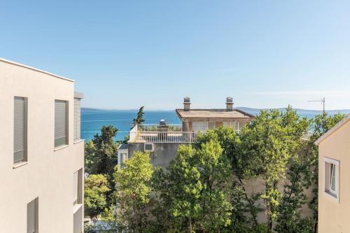 Enyoj Marjan, Beaches and View
