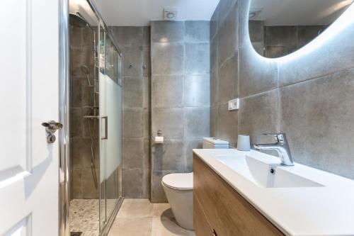 Un baño con lavabo, ducha e inodoro. en Villa María, en La Cala de Mijas